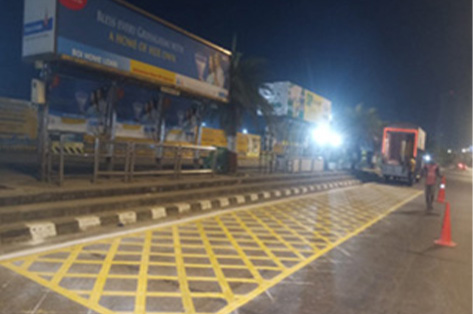 画像:バス停で行われたマーキング (ムンバイ、インド )