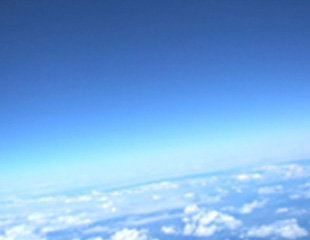 飛行機から見た青い空